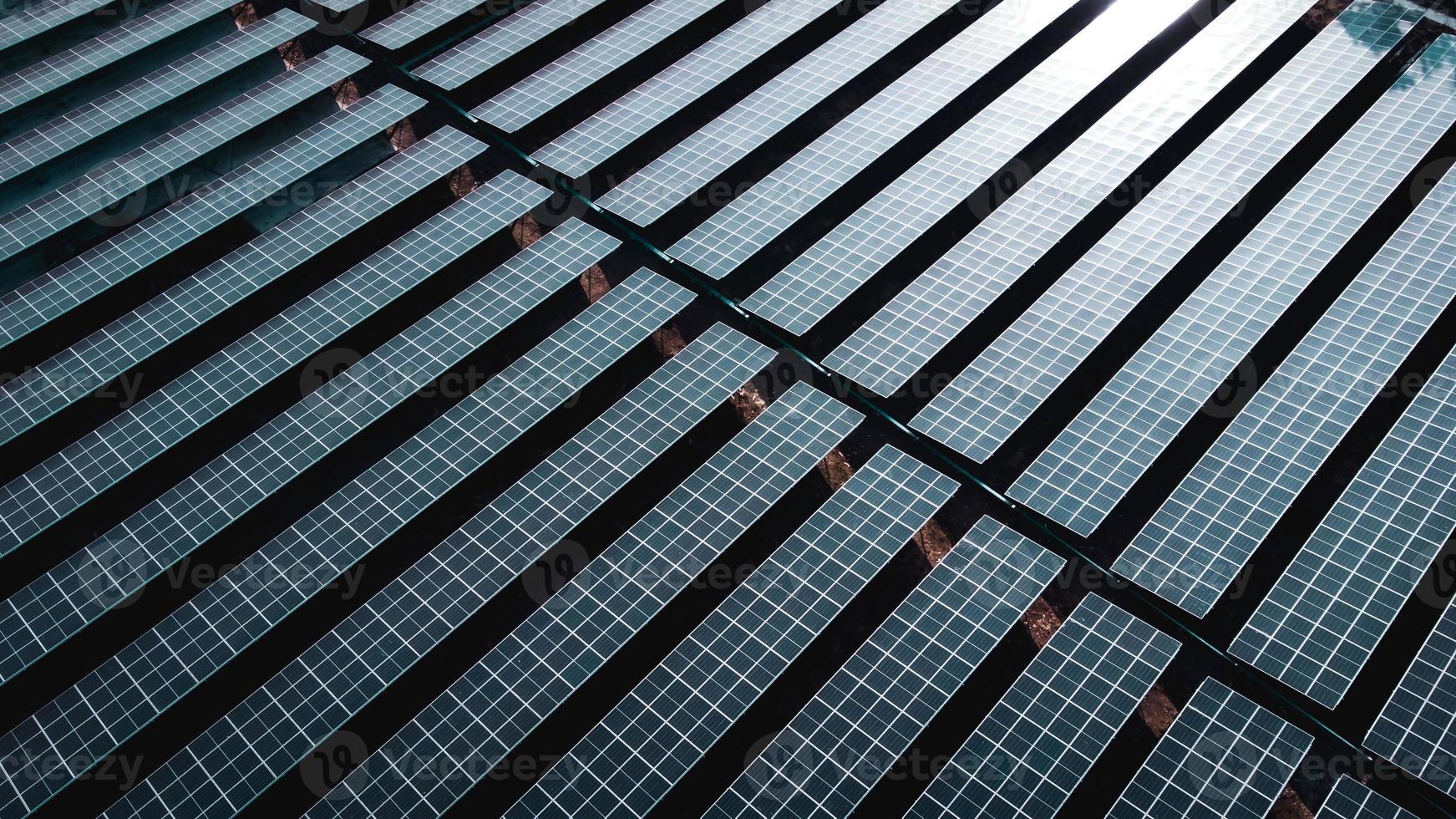 panneau de cellules solaires de la vue aérienne. photo paysage d'une ferme solaire produisant de l'énergie propre.
