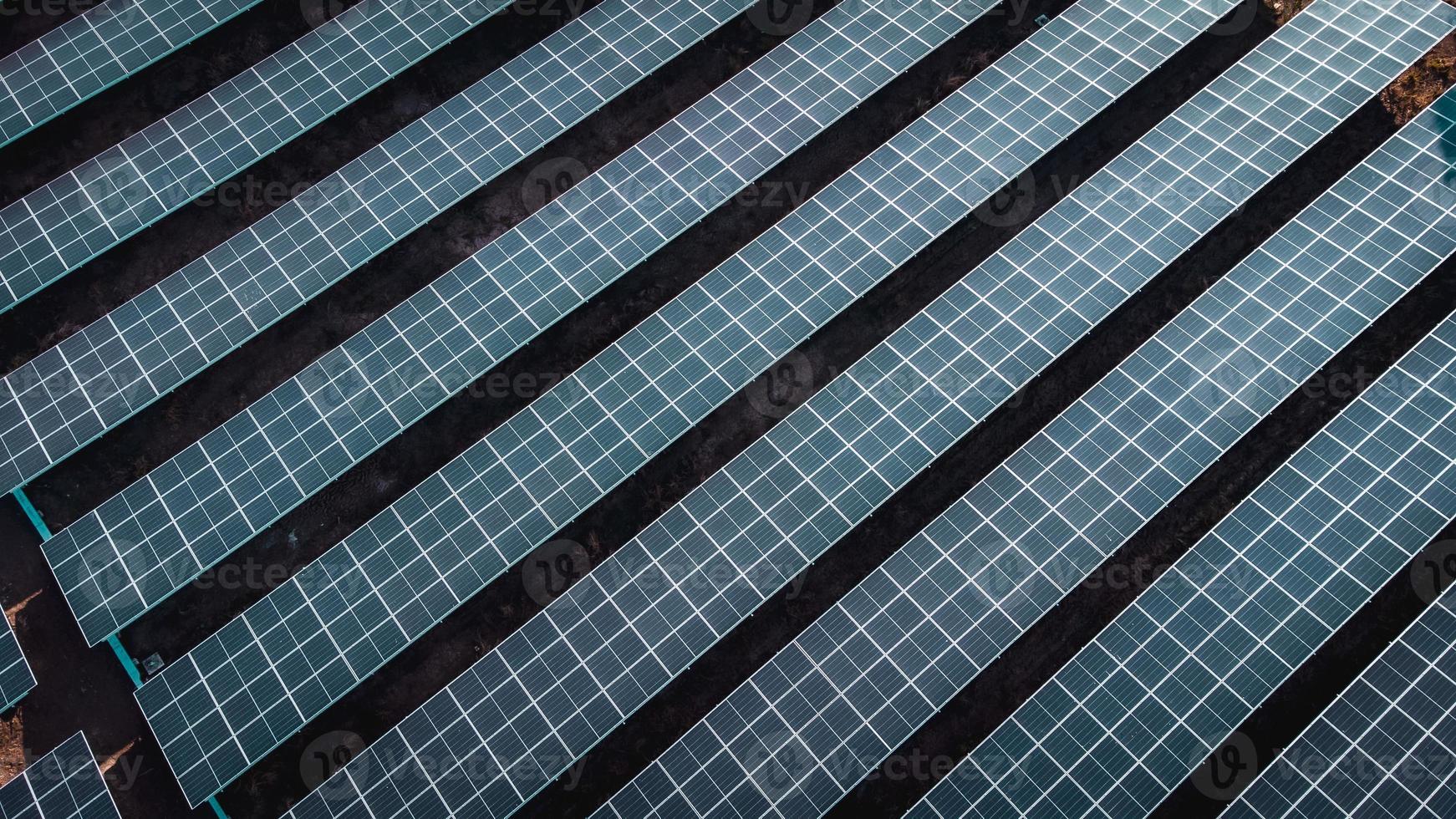 panneau de cellules solaires de la vue aérienne. photo paysage d'une ferme solaire produisant de l'énergie propre.