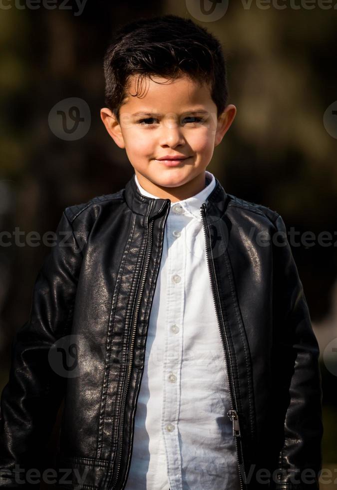 mode petit garçon vêtu d'une veste en cuir. parc ou forêt, extérieur  4951958 Photo de stock chez Vecteezy