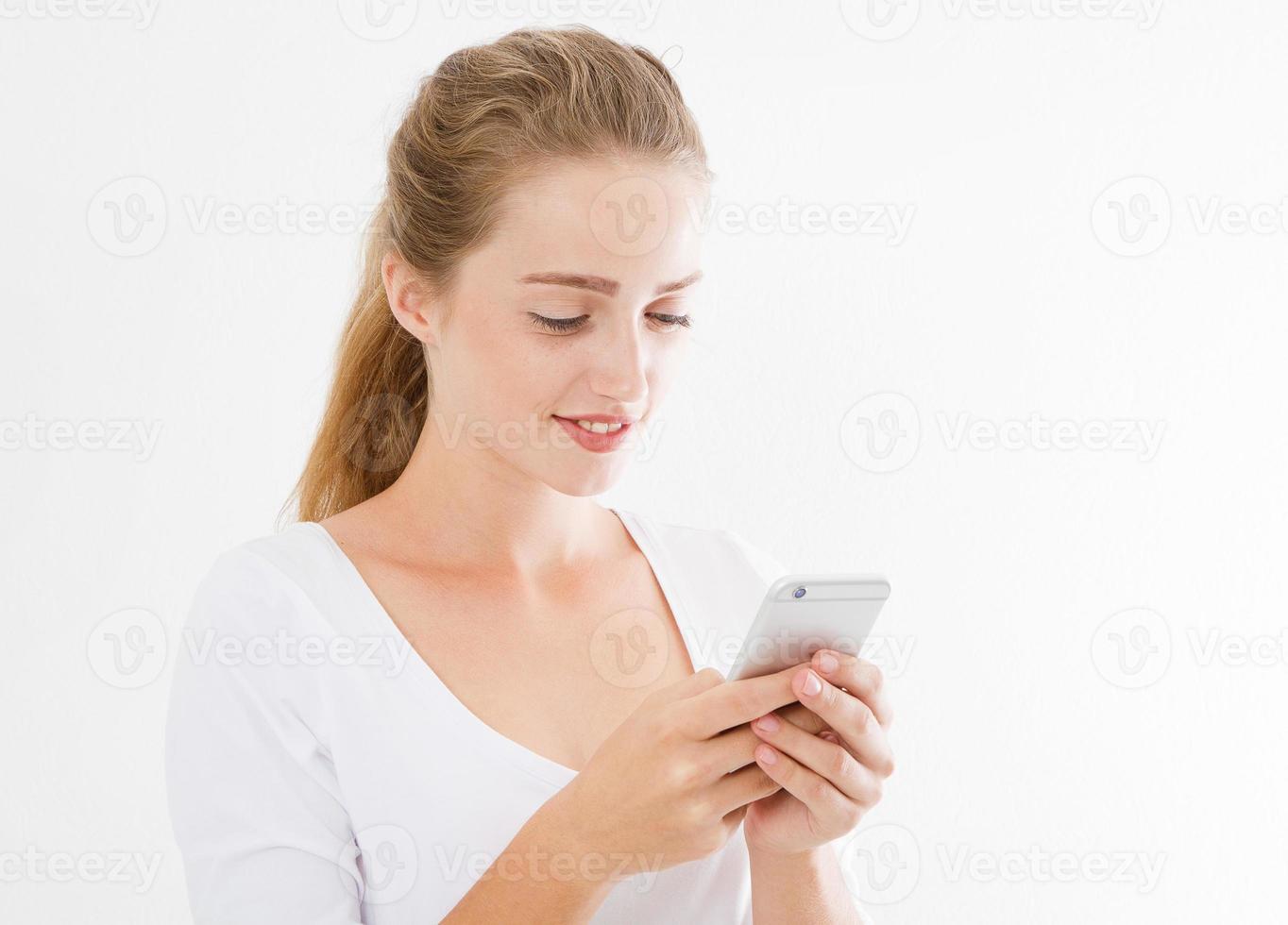 une femme sexy lit un message texte agréable sur son téléphone portable de son petit ami pendant son temps de repos, une femme d'affaires moderne reçoit des commentaires positifs des clients sur son téléphone portable photo