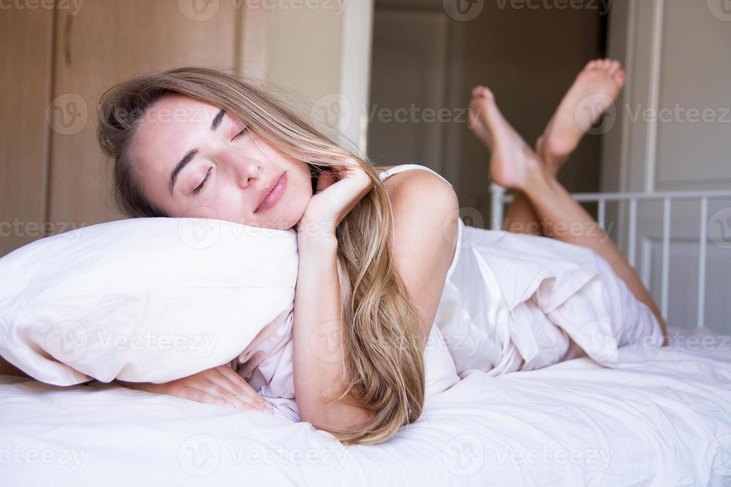 belle femme dort sur le lit le matin, hôtel et spa, insomnie, mode de vie photo