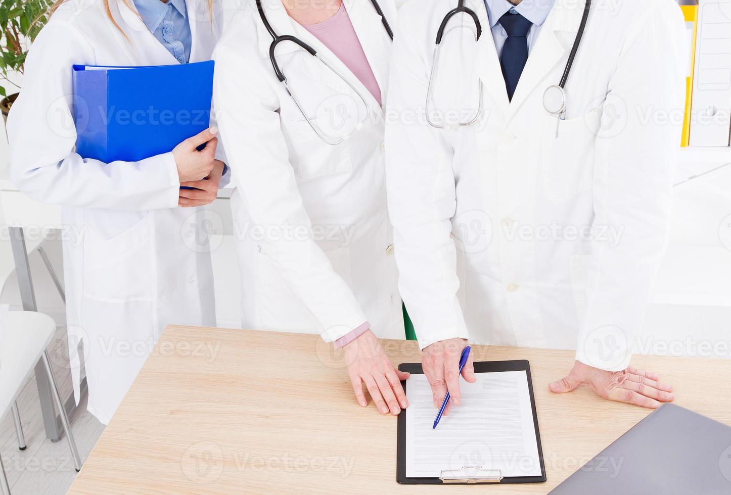 équipe de médecins en clinique. les gens en blouse blanche. assurance médicale. espace de copie. photo