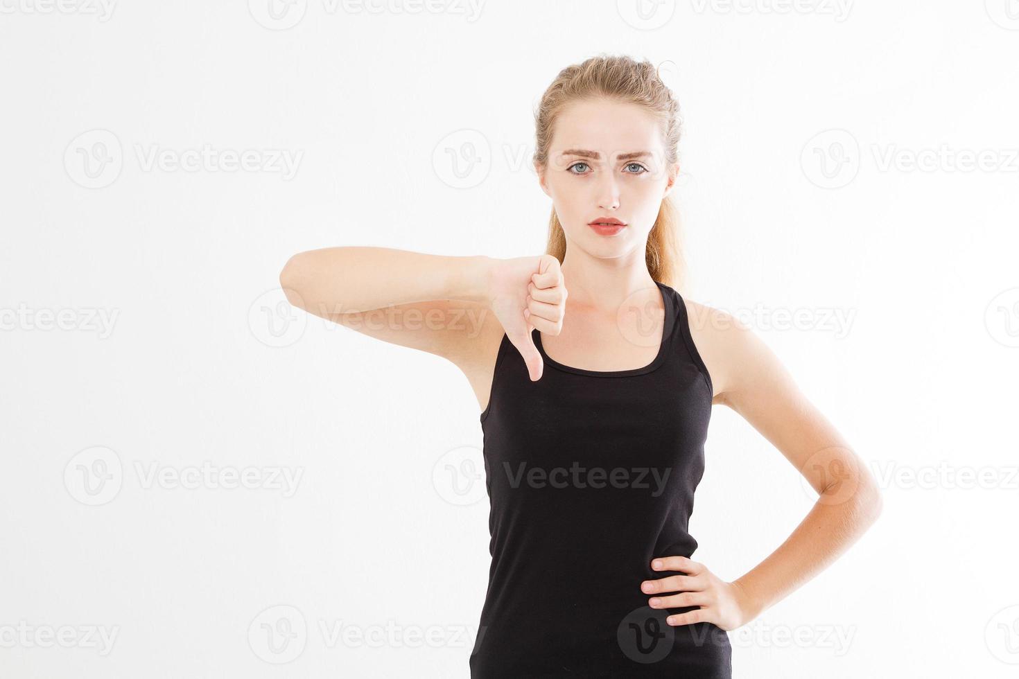 jeune belle fille de race blanche, la femme montre une aversion, isolée sur fond blanc. espace de copie photo