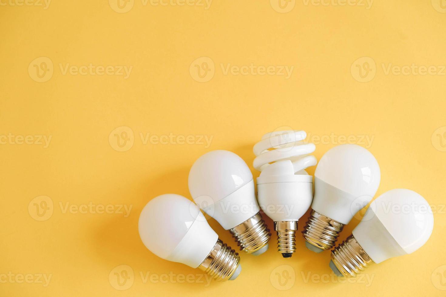 ampoules led sur fond jaune photo