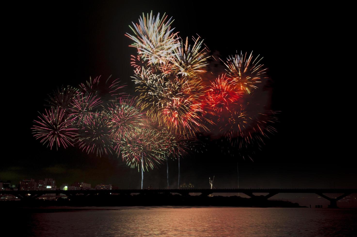 des feux d'artifice illuminent le ciel photo