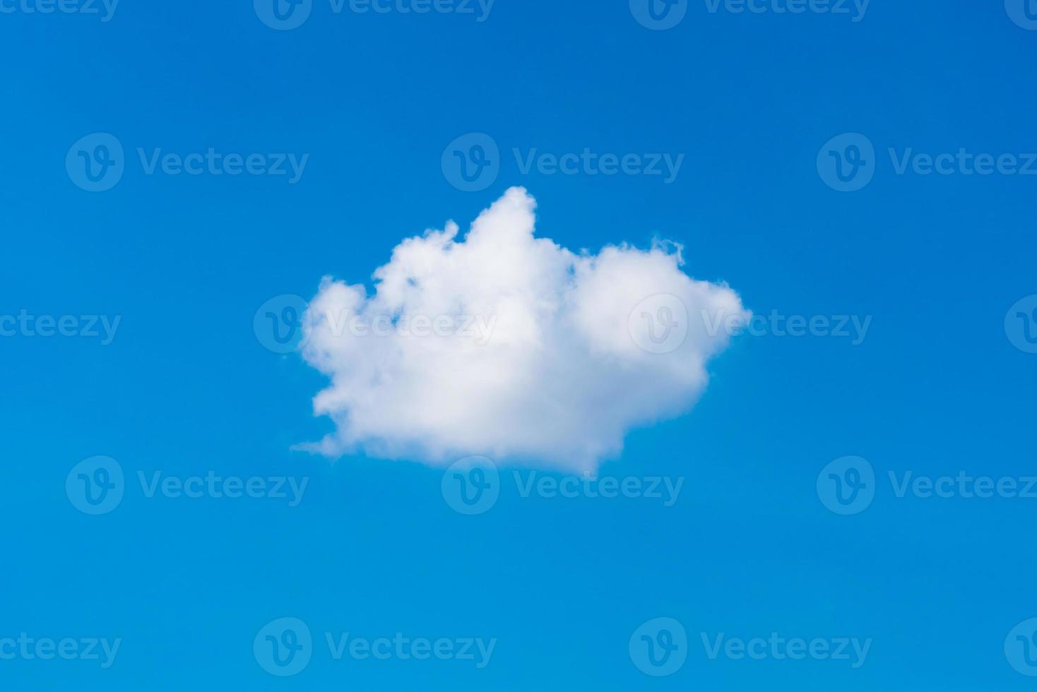 seul nuage blanc sur fond de ciel bleu pendant la journée photo