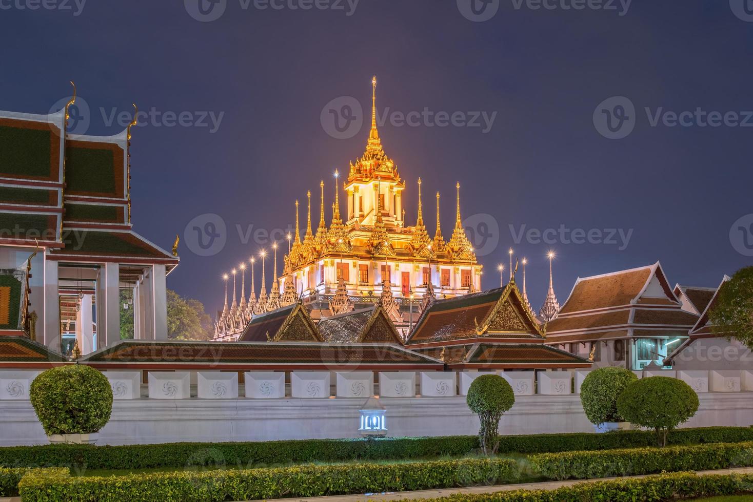 wat ratchanatdaram un beau temple au crépuscule, le temple est surtout connu pour le célèbre monument loha prasat pour les touristes à bangkok, thaïlande photo