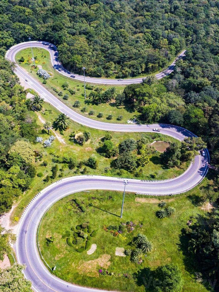 vue aérienne des voitures traversent une route courbe sur la montagne photo