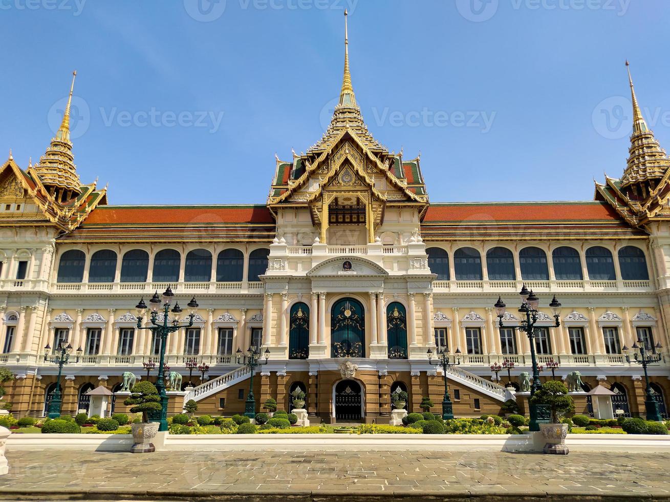 grand palais wat phra kaewtemple de l'émeraude buddhalandmark de la thaïlande dans lequel les touristes du monde entier ne manquent pas de visiter. photo