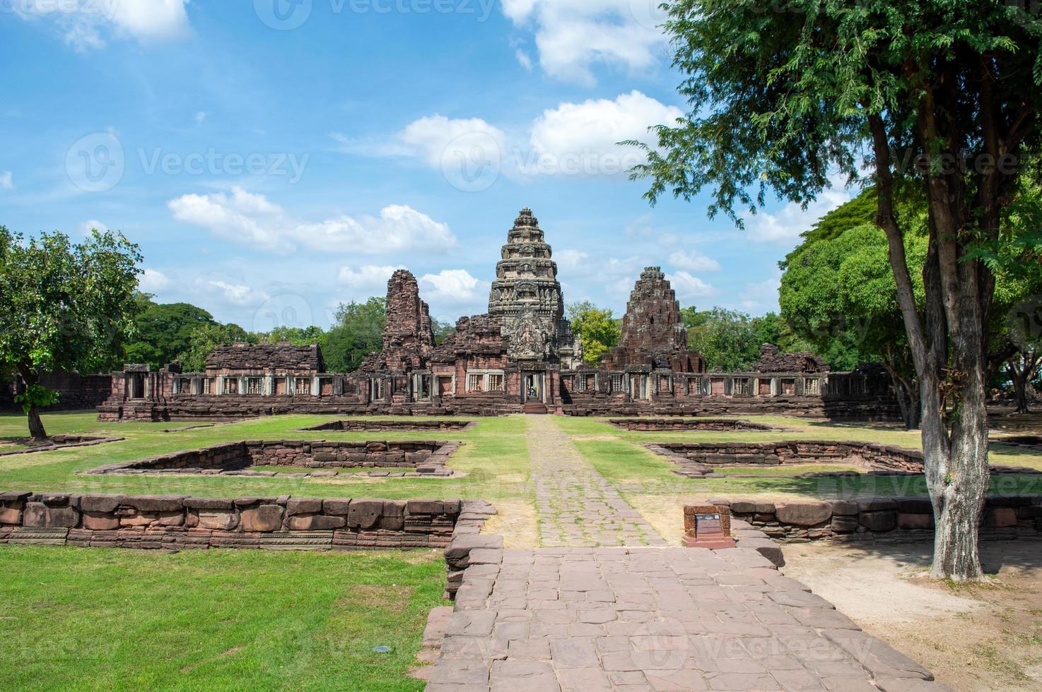 phimai parkphimai historique construit selon l'art traditionnel khmer. phimai prasat hin a probablement commencé à construire pendant le règne du roi suryavarman 1 les tempes bouddhistes du 16ème siècle. photo