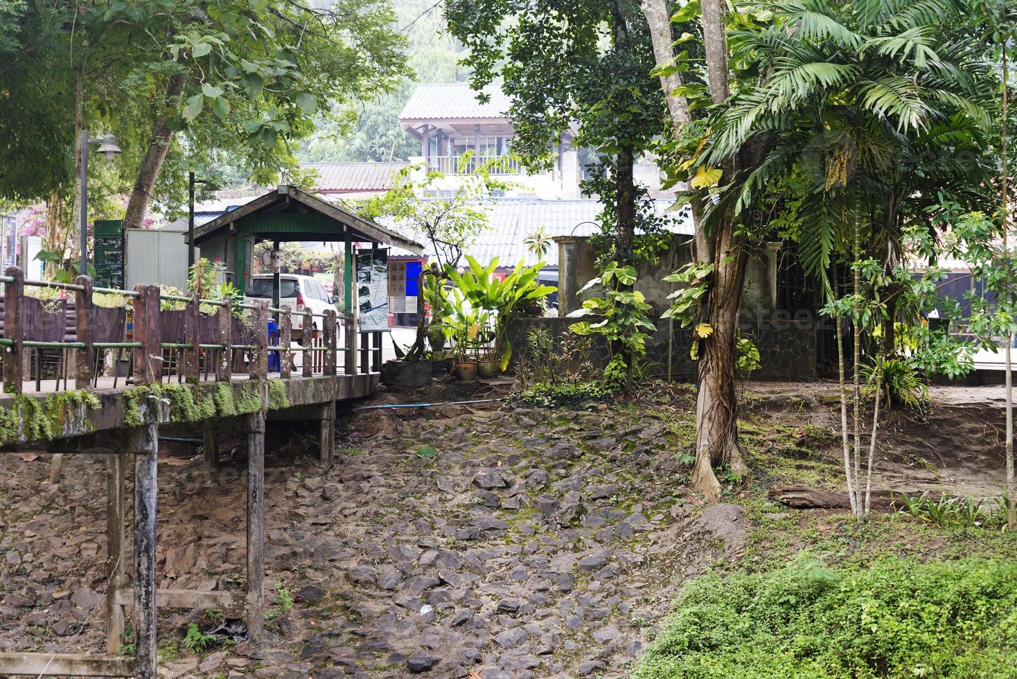 le pont sur la rivière. photo