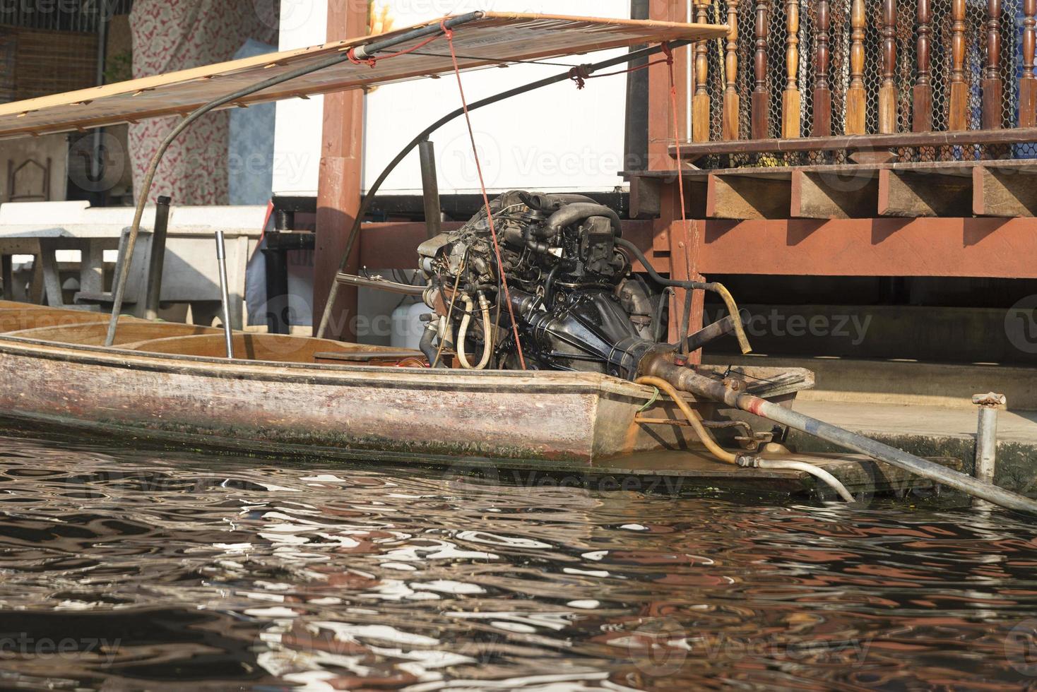 vieux bateau de pêche sur le quai en thaïlande. photo