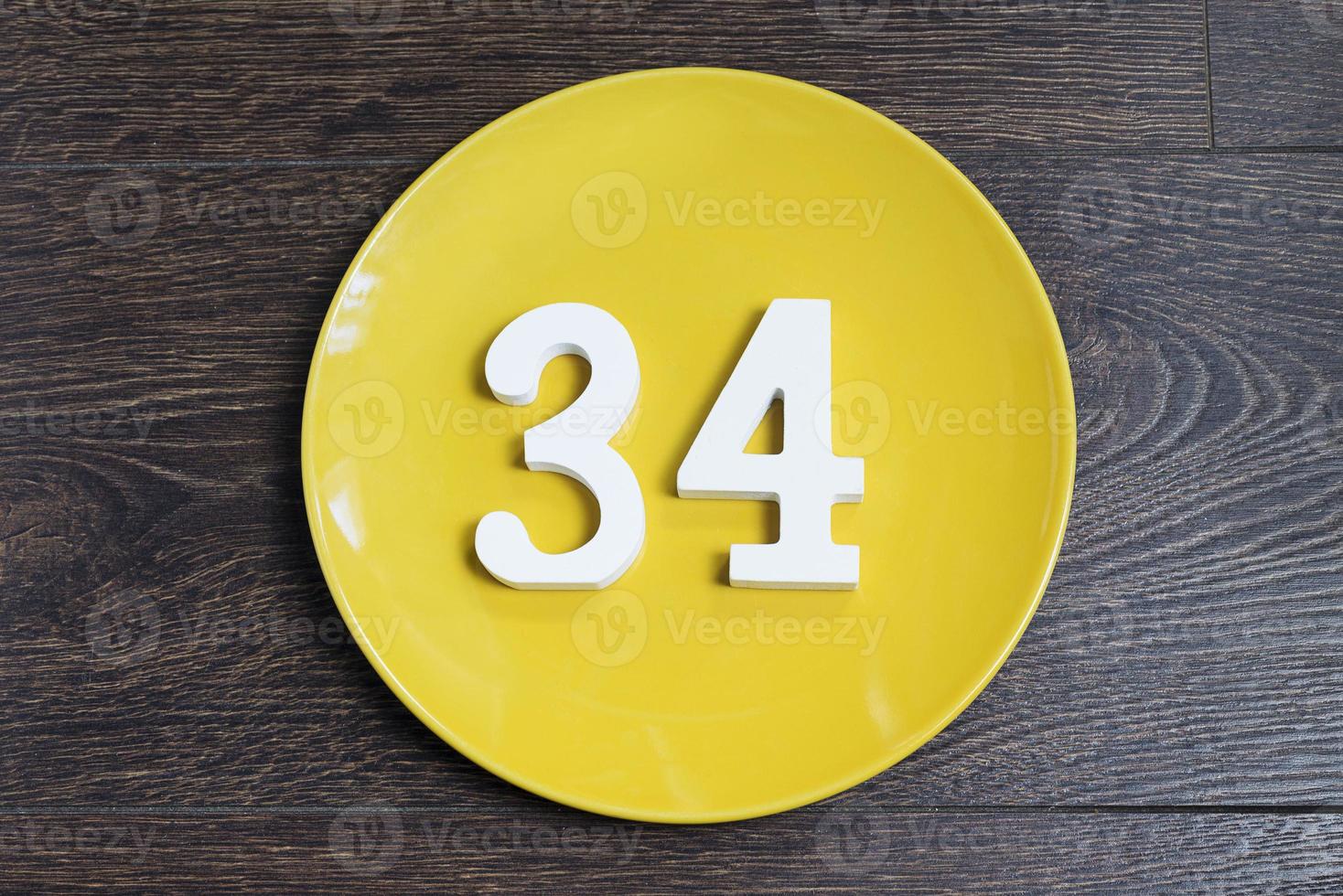 chiffre trente-quatre sur la plaque jaune. photo