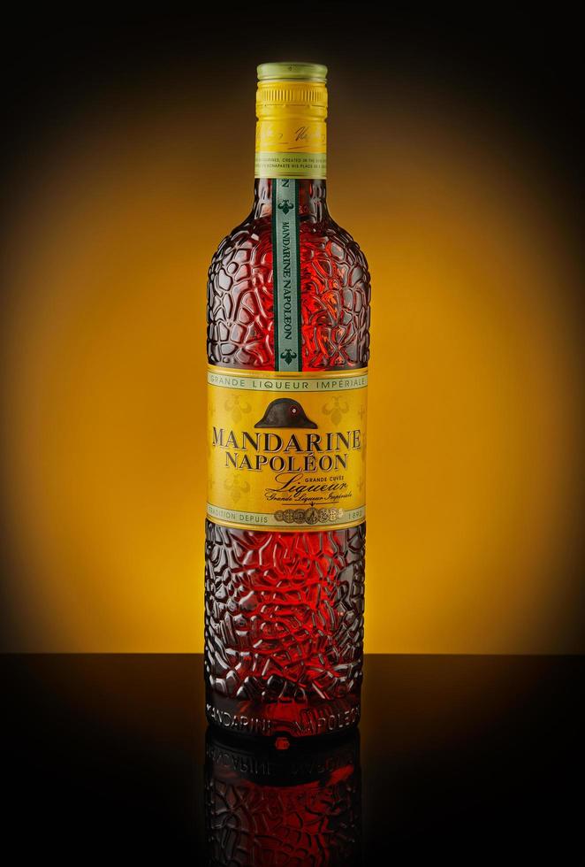 Liqueur française mandarine napoléon sur fond sombre avec reflet. photo