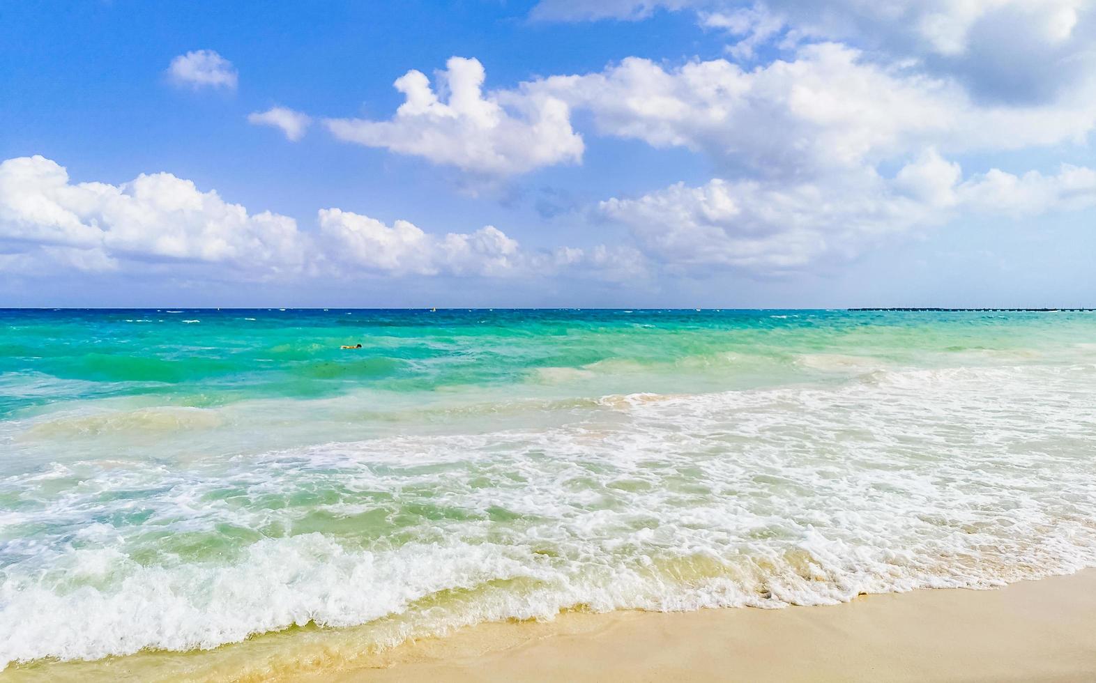 plage mexicaine tropicale eau turquoise claire playa del carmen mexique. photo