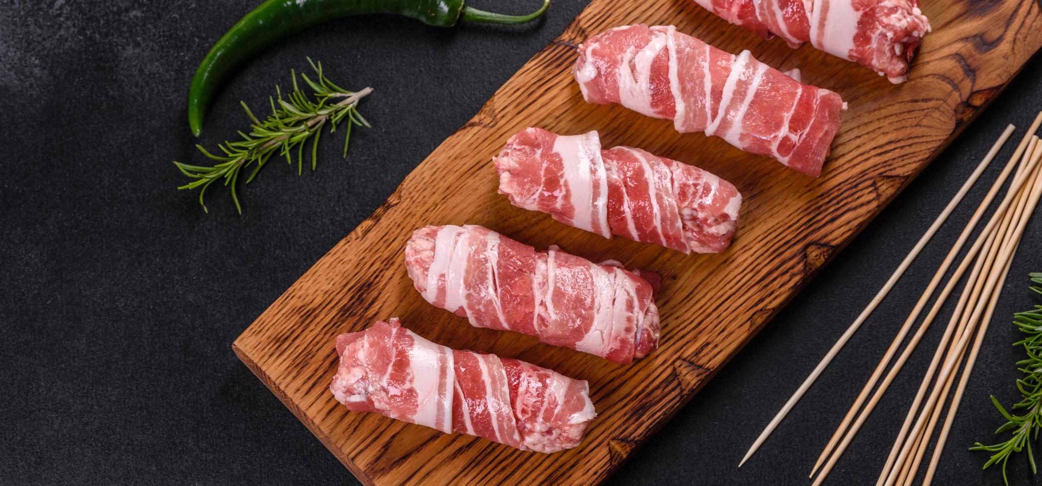 un délicieux plat de porc haché enveloppé de délicieux morceaux de bacon photo