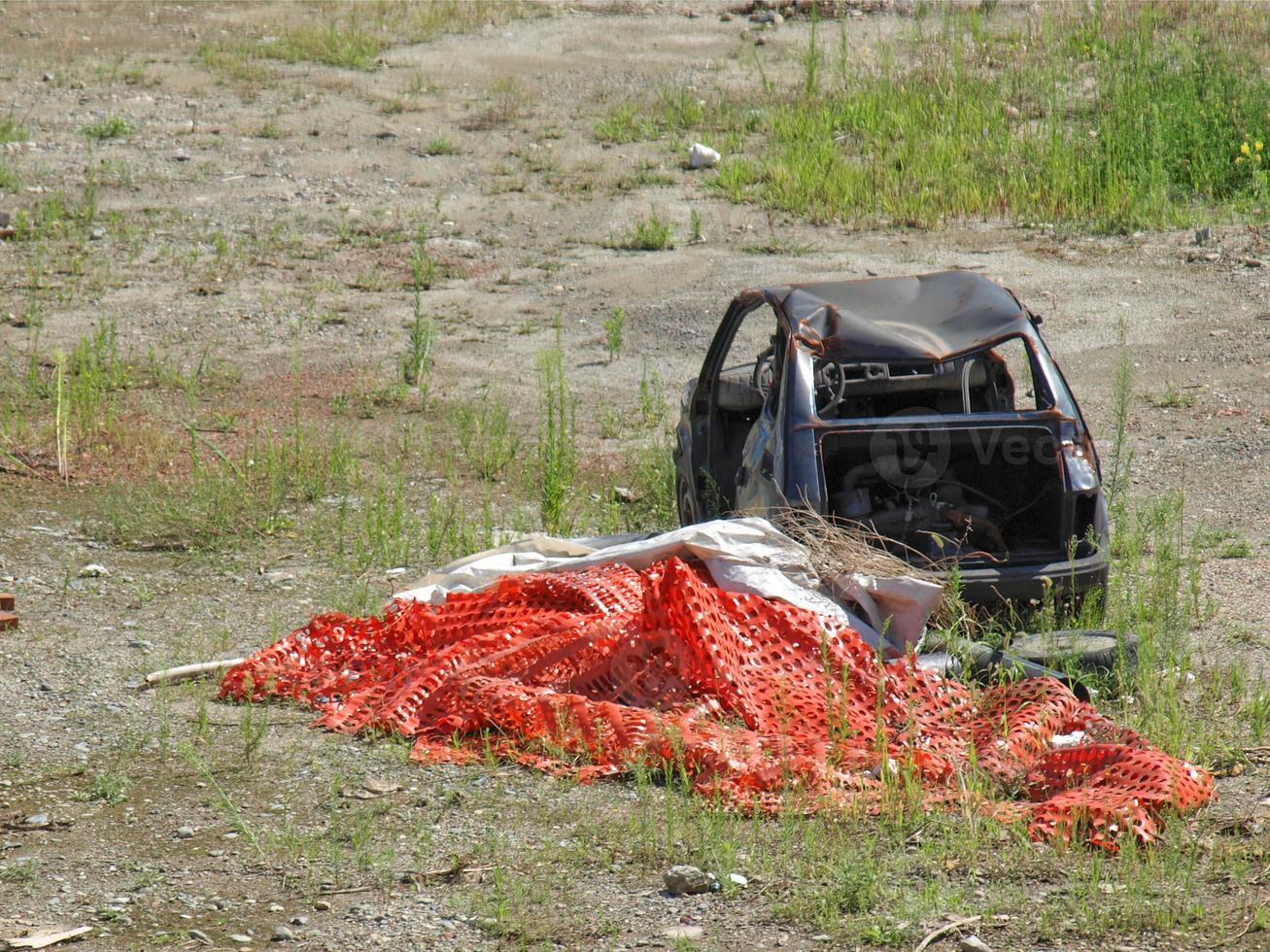 voiture brûlée abandonnée photo