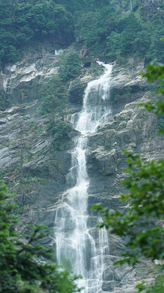 la belle vue sur la campagne avec la cascade qui coule dans les montagnes après le jour de pluie photo