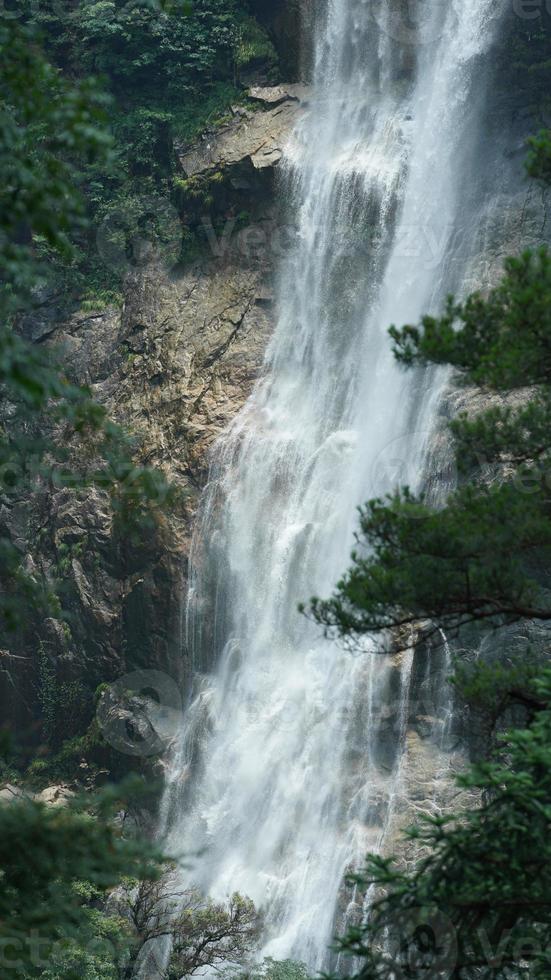 la belle vue sur la campagne avec la cascade qui coule dans les montagnes après le jour de pluie photo