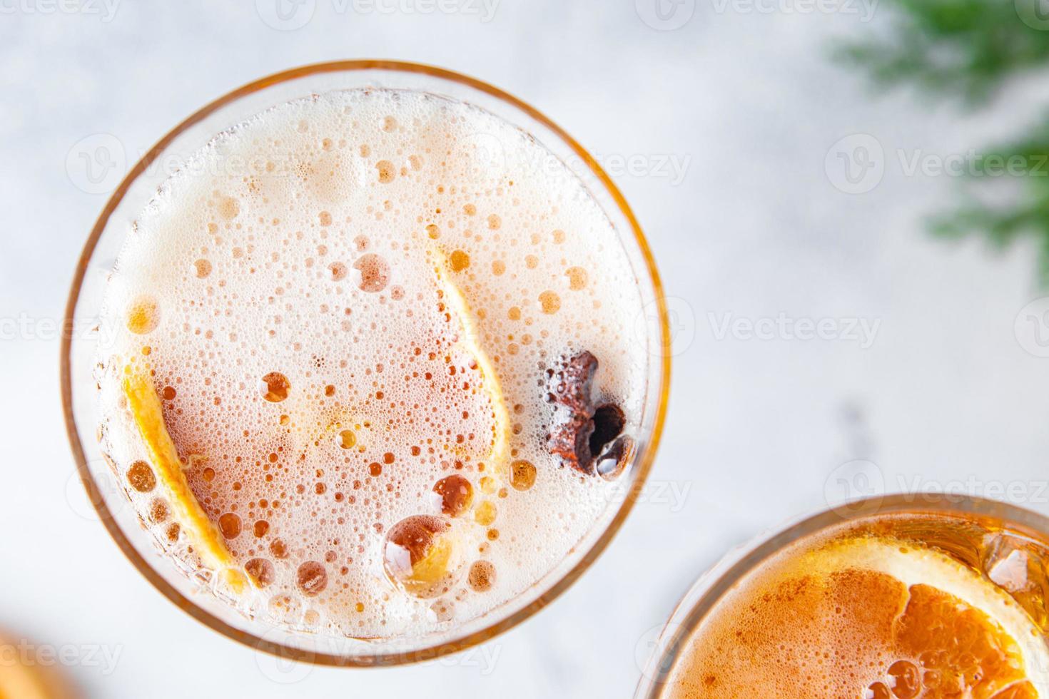 cocktail de noël au vin chaud pétillant, épices au vin de grog photo