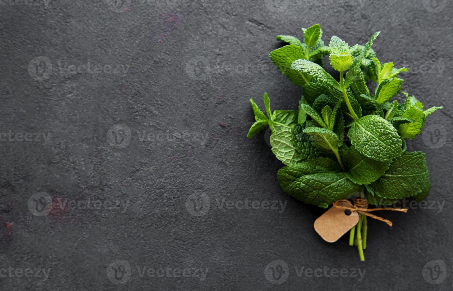 feuilles de menthe fraîche herbe sur table en pierre. vue de dessus photo