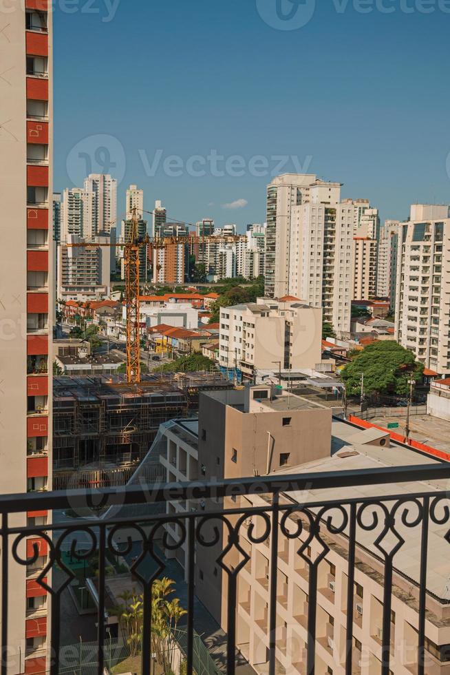 ville vue depuis un balcon dans un immeuble à sao paulo. la ville gigantesque, célèbre pour sa vocation culturelle et commerciale au brésil. photo