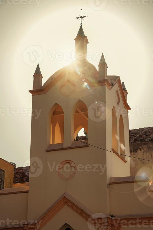 façade de petite église et beffroi avec soleil derrière au coucher du soleil à sao manuel. une jolie petite ville dans la campagne de l'état de sao paulo. sud-est du Brésil. photo