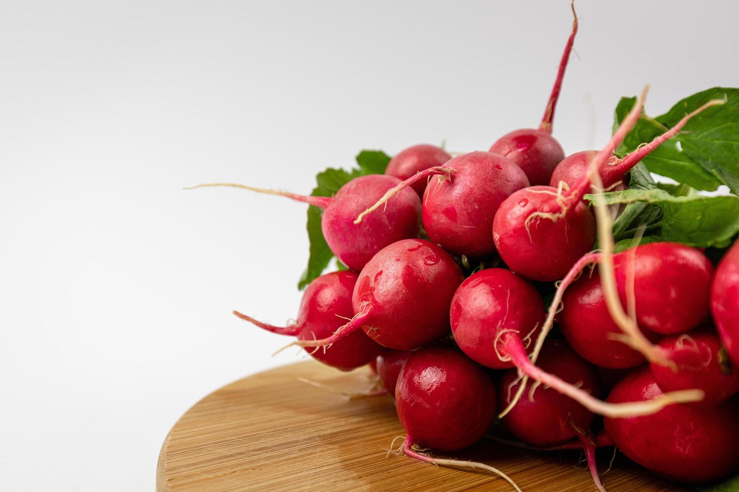 un bouquet de radis frais. légumes sains. photo