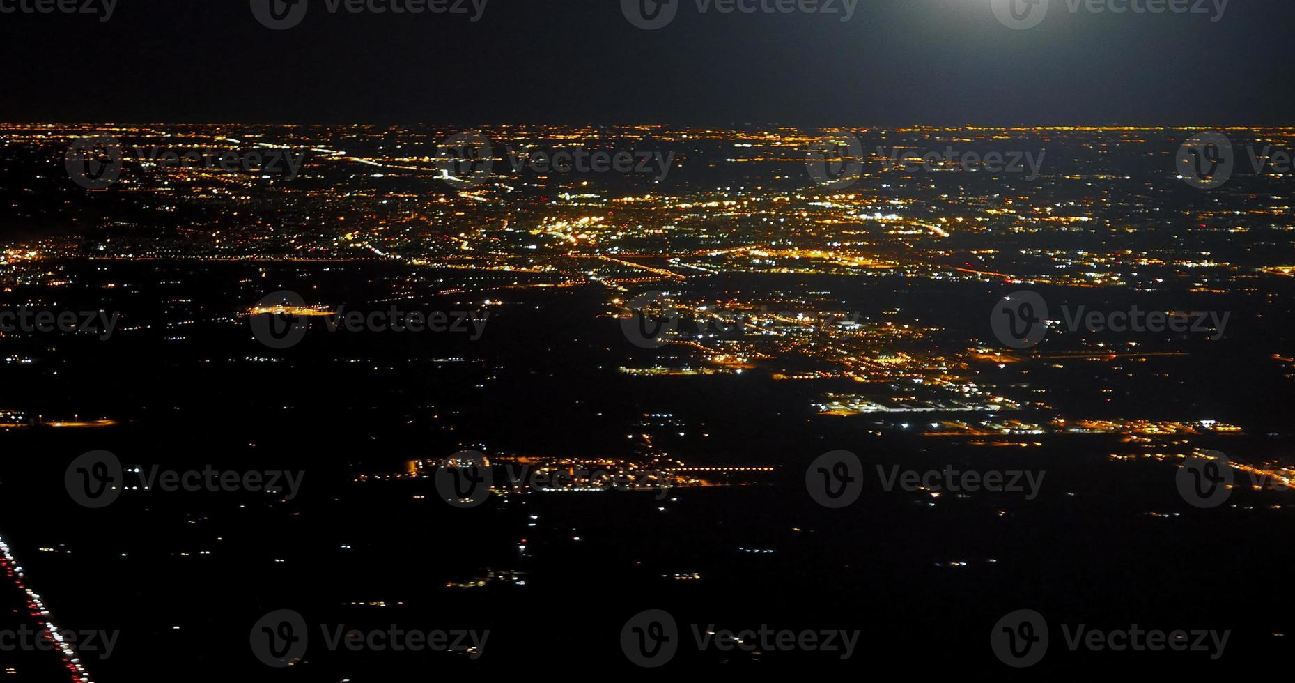 vue aérienne de la ville la nuit photo