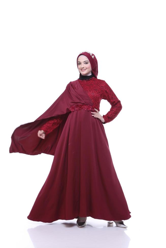 beau modèle féminin islamique portant la mode hijab, une tenue de style de vie moderne pour femme musulmane. concept une robe de mariée, beauté ou eidul fitri. un modèle de fille asiatique portant le hijab sur une séance photo à l'intérieur