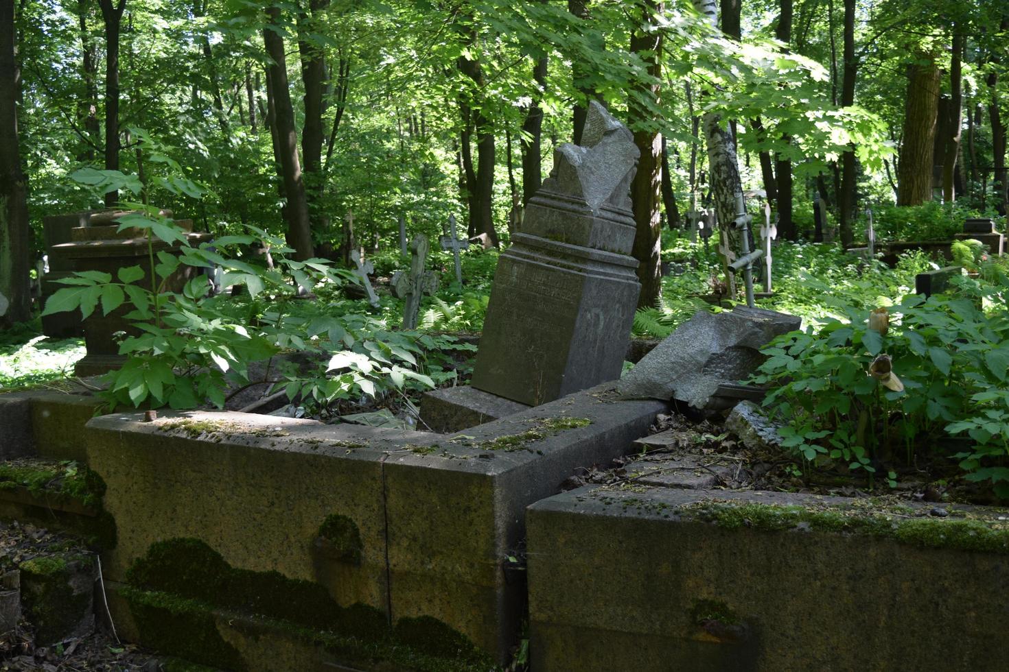 st. Petersbourg un ange de pierre tombale au cimetière orthodoxe de Smolensk le 18 juin 2021 à Petersbourg photo