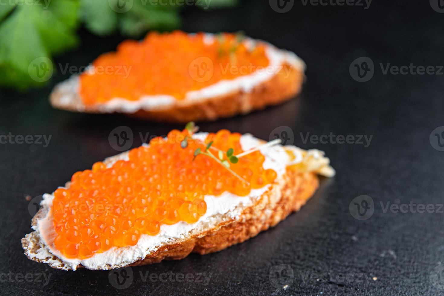 caviar rouge truite ou saumon kéta repas sain alimentation pescetarian photo