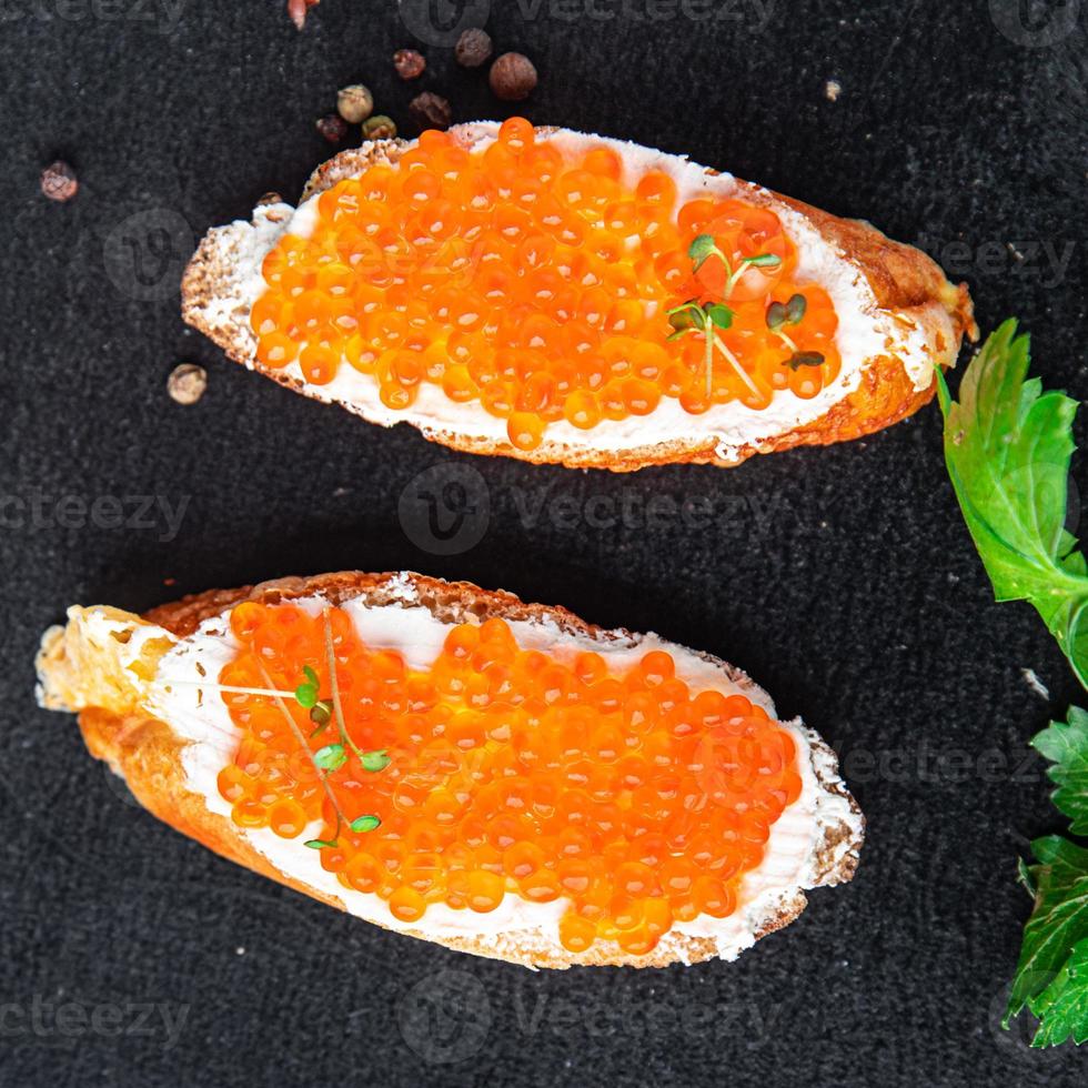 caviar rouge truite ou saumon kéta repas sain alimentation pescetarian photo