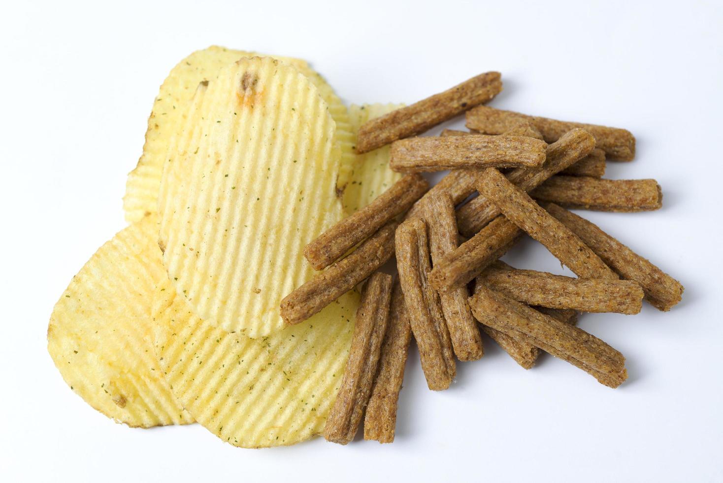 chips et craquelins sur fond blanc. photo