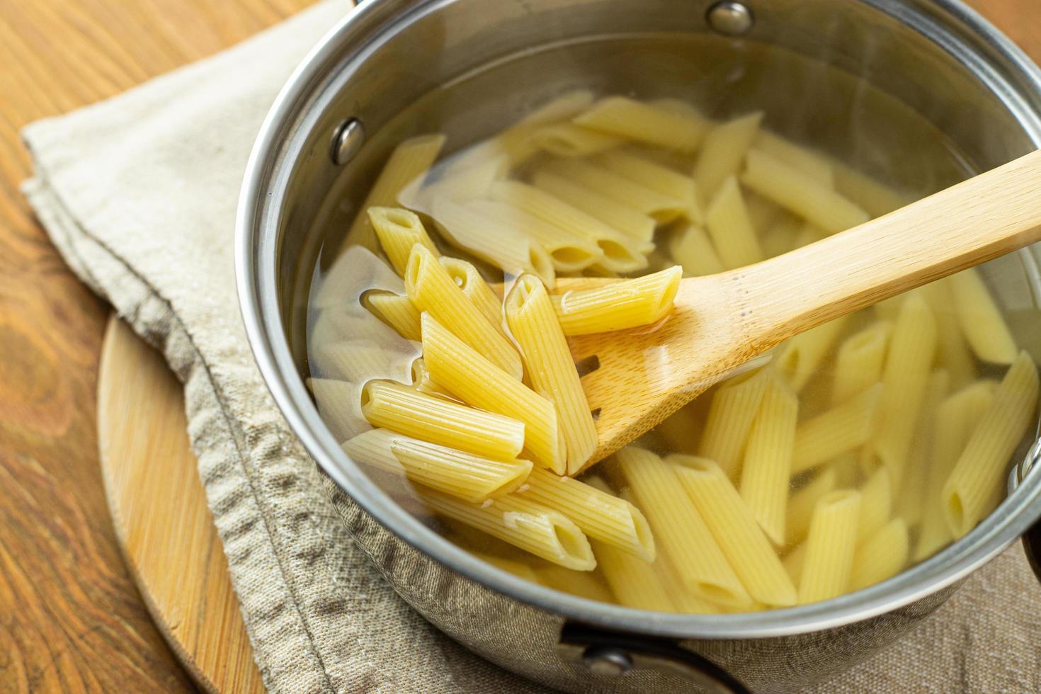 penne cuites dans une casserole. photo