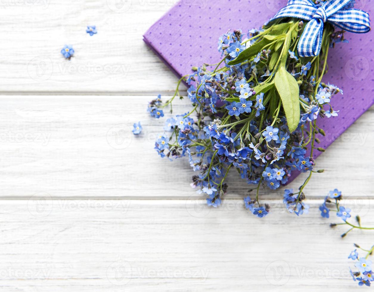 fleurs myosotis et cahier photo