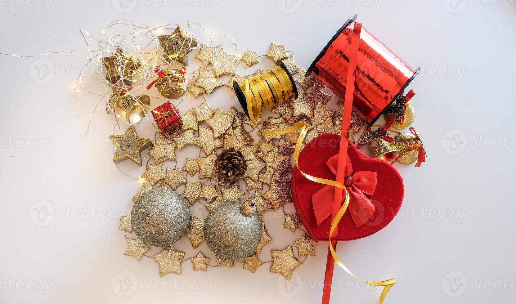 coffret cadeau de noël avec décorations de noël photo