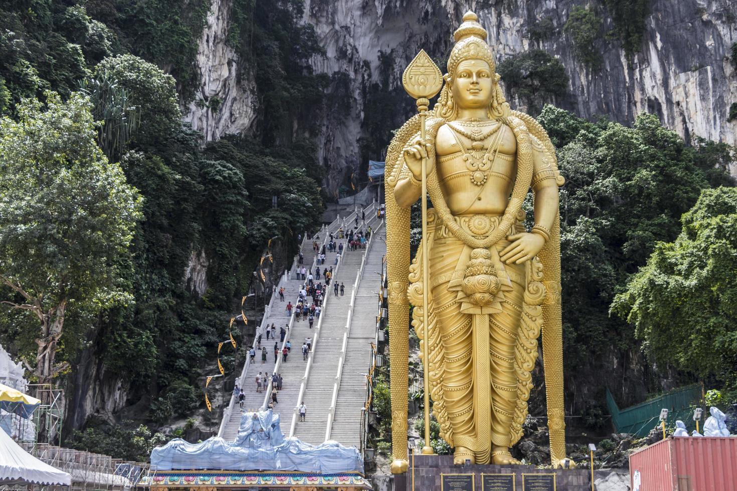 statue de murugan doré des grottes de batu à selangor, en malaisie. photo