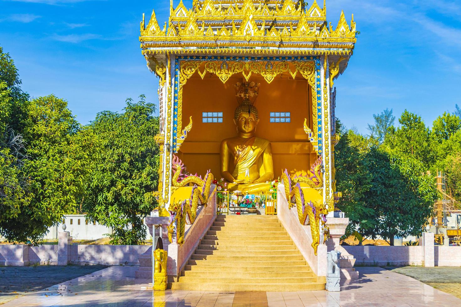 Bouddha d'or wat phadung tham phothi temple khao lak thaïlande. photo