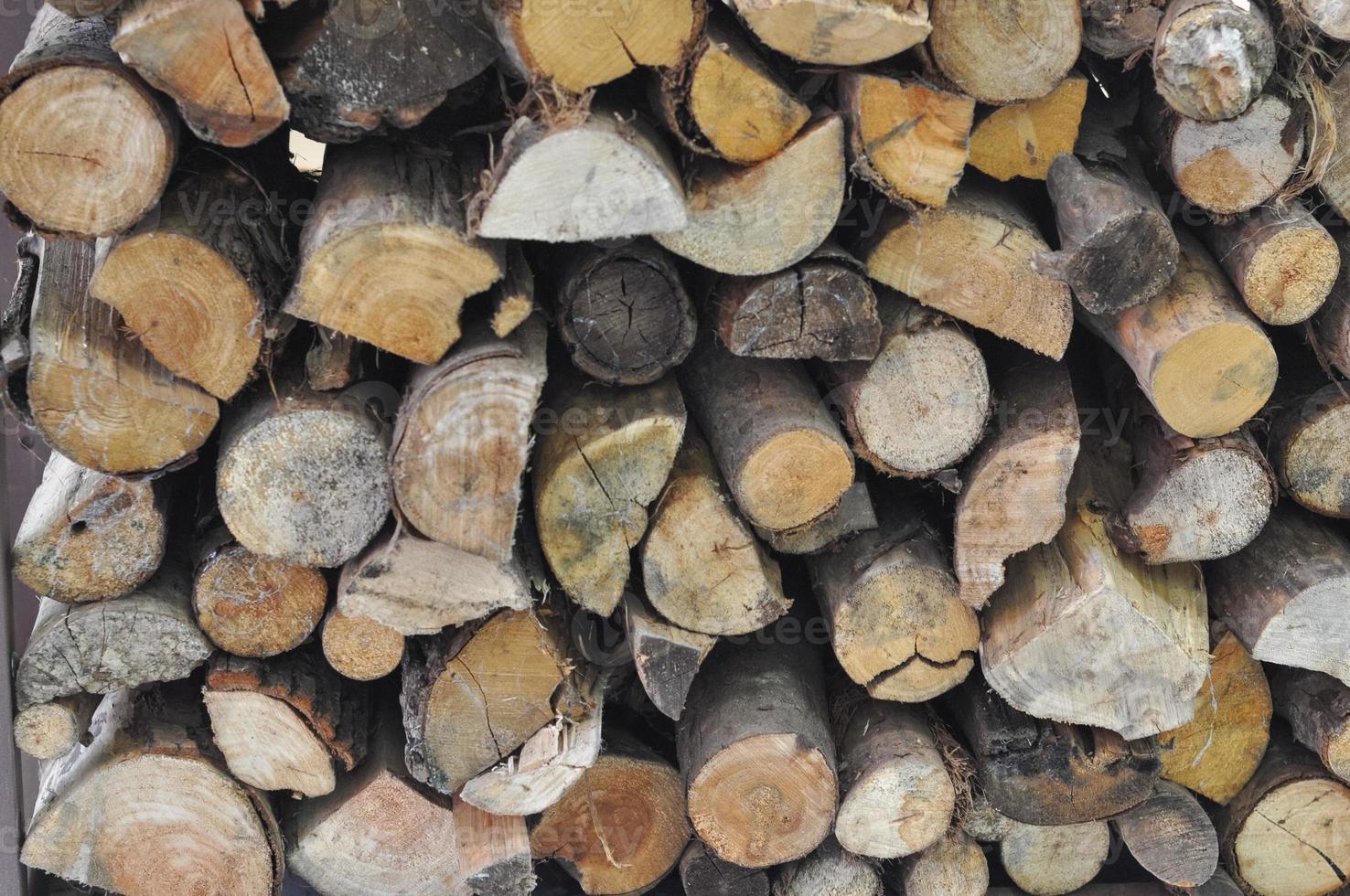 bûches de bois pour le chauffage et la cuisson au feu photo