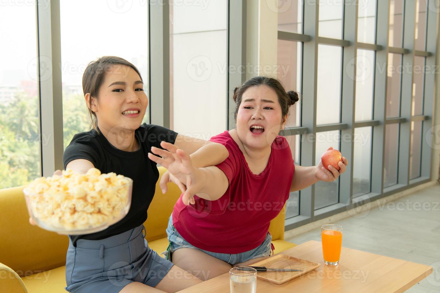 images de jeunes femmes, d'entraîneurs et d'étudiants dans des cours de contrôle de l'alimentation pour les personnes en surpoids. photo