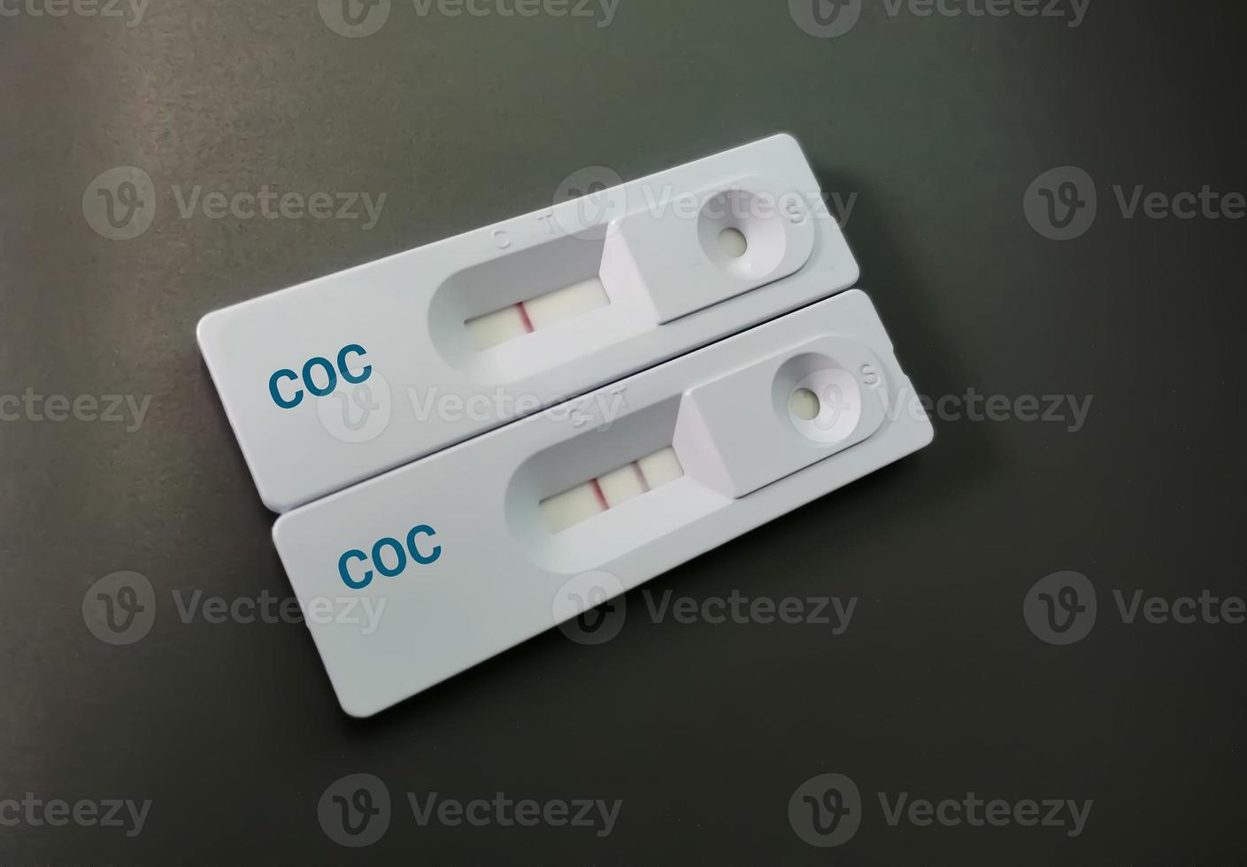 deux tests de dépistage rapide isolés pour le test de cocaïne-coc, l'un est positif, l'autre est négatif. diagnostic de drogue illégale cocaïne. photo