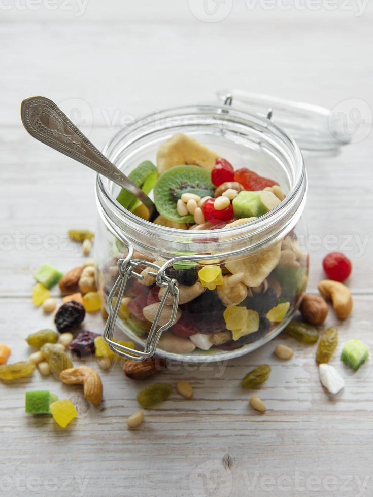 bocal en verre avec divers fruits secs et noix photo