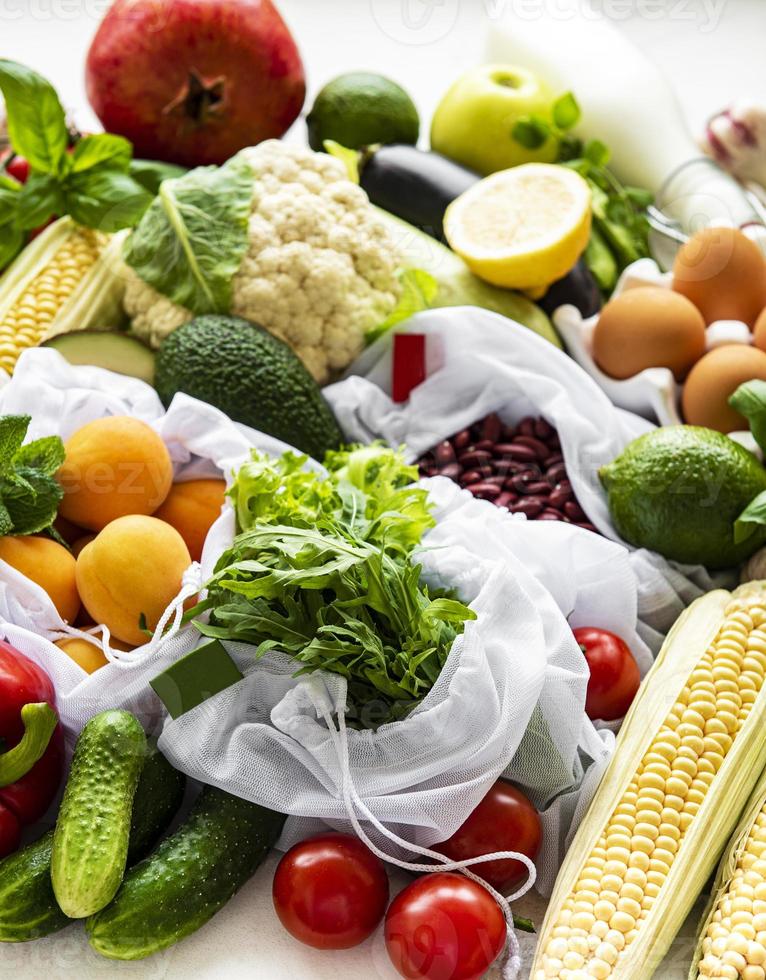 une variété de fruits et légumes biologiques photo