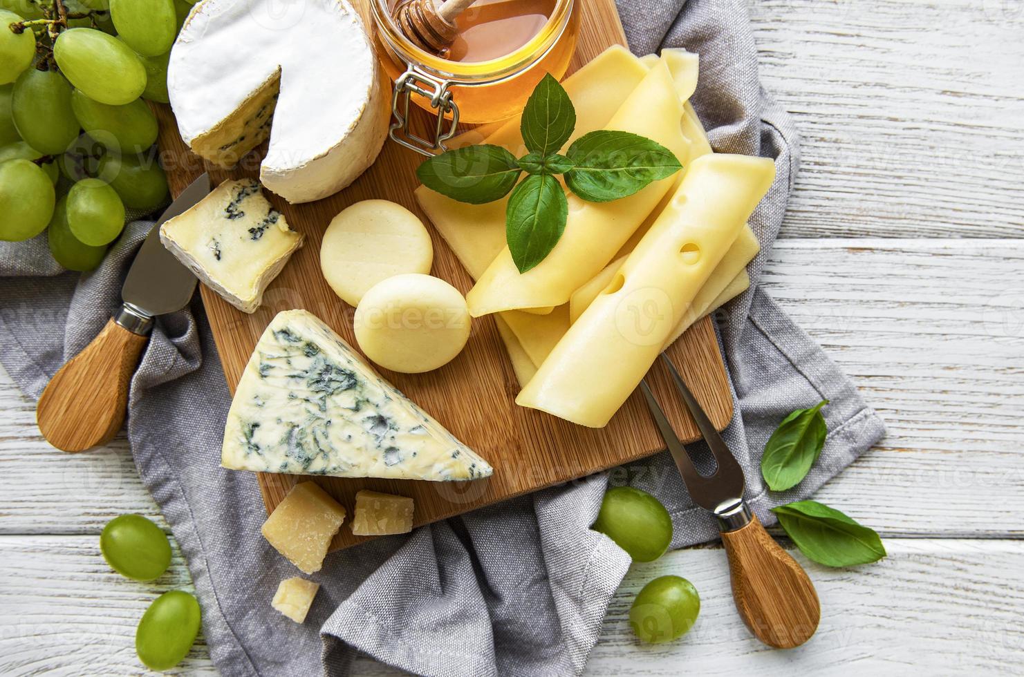 divers types de fromage sur un fond en bois blanc photo