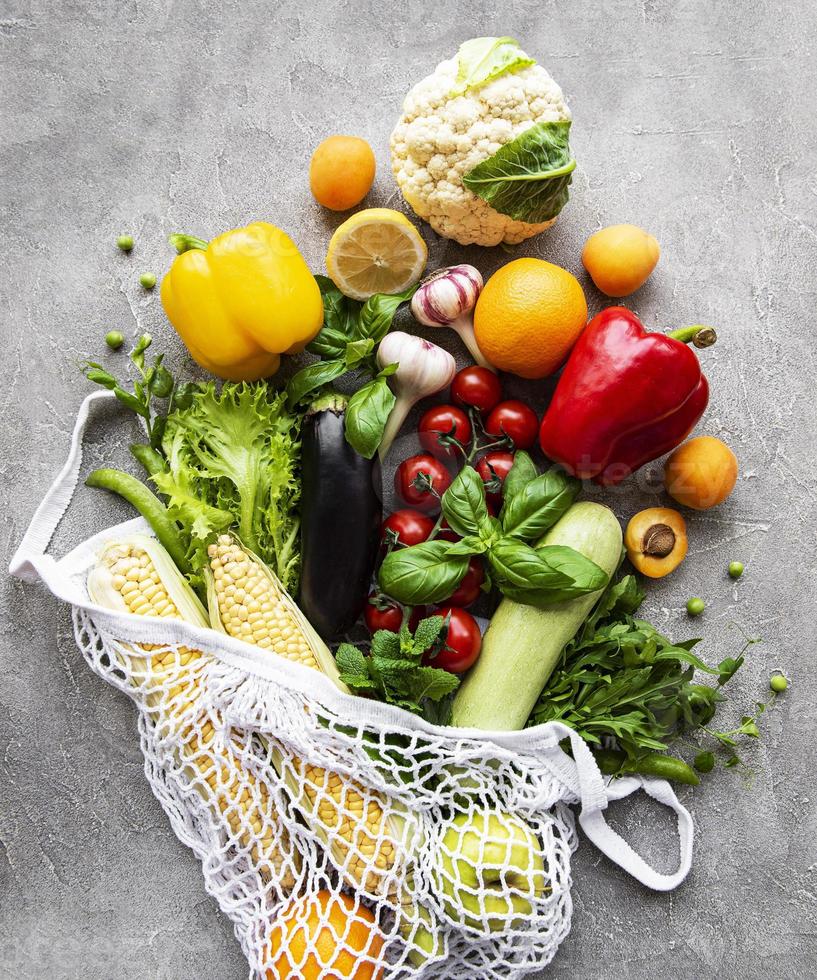 légumes et fruits frais sur un sac à cordes écologique sur un fond de béton. mode de vie sain. vue de dessus. Zero gaspillage. photo