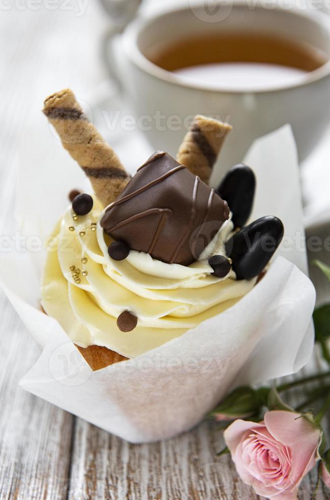 cupcake au chocolat sur fond de bois blanc photo