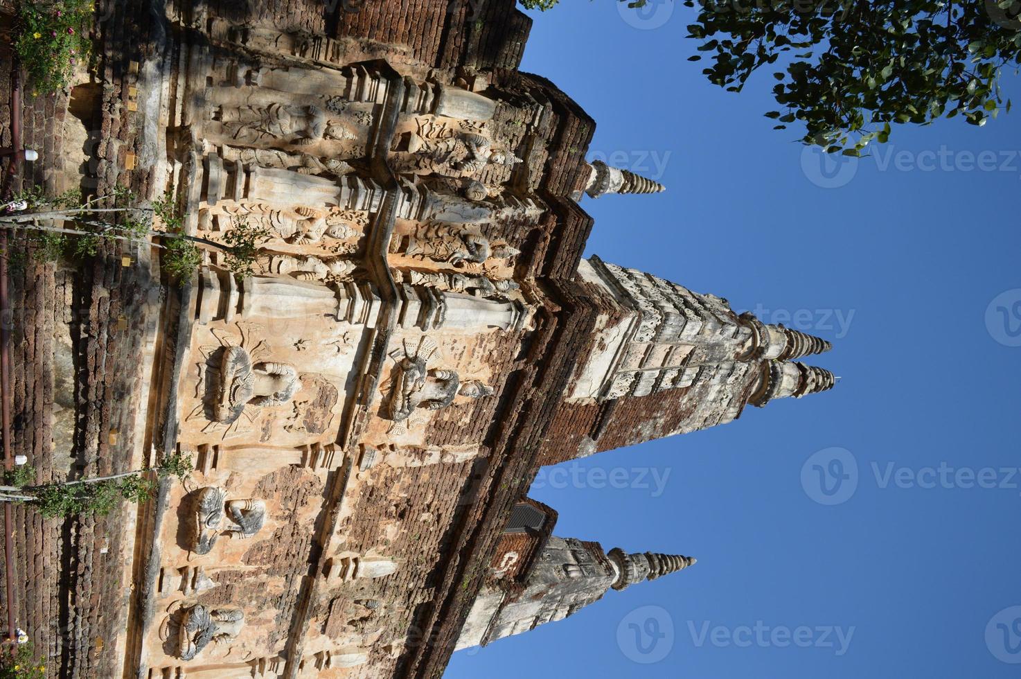 anciens modèles de stuc wat chet yot templeb.e. 1998 roi tilokaraj le 9ème roi de la dynastie mangrai construit en latérite décoré de motifs en stuc. est une pagode bodh gaya en inde. photo