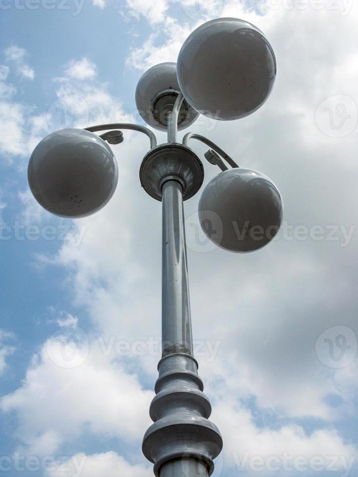 lampe à colonne blanche sur le ciel photo