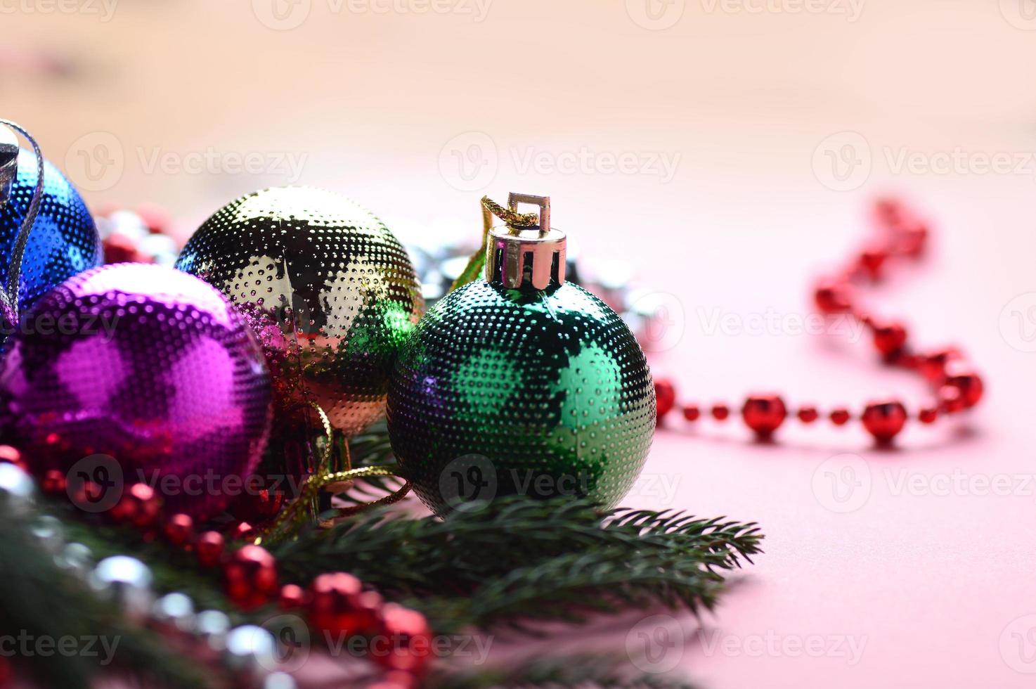 décoration de noël boule de noël et ornements avec la branche d'arbre de noël photo